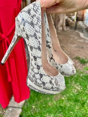 Chic Vince Camuto Peeptoe Snakeskin Snake Platform Stilleto Pumps Heels Glam 6M